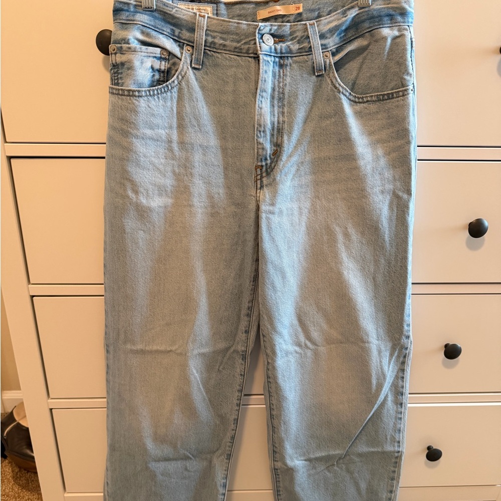 Levi’s Baggy Dad, lighter wash, size 28, great condition!!